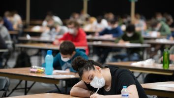 Achiziția de măști pentru elevi, anulată de Minister cu o săptămână înainte de începerea școlii. De ce a eşuat