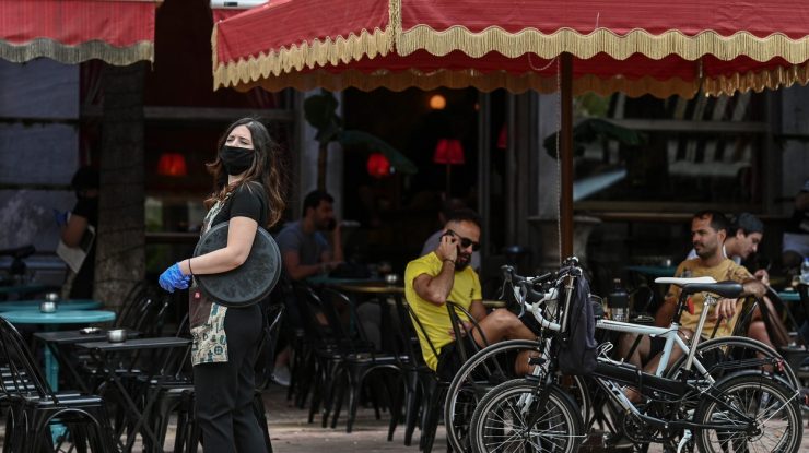 Pas cu pas, Grecia își revine. Redeschide restaurantele, cafenelele și repornește liniile de feribot