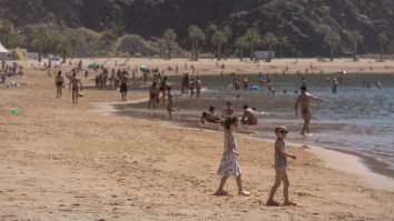 O româncă din Valencia povestește cum fac spaniolii plajă și ies la terase după izolare