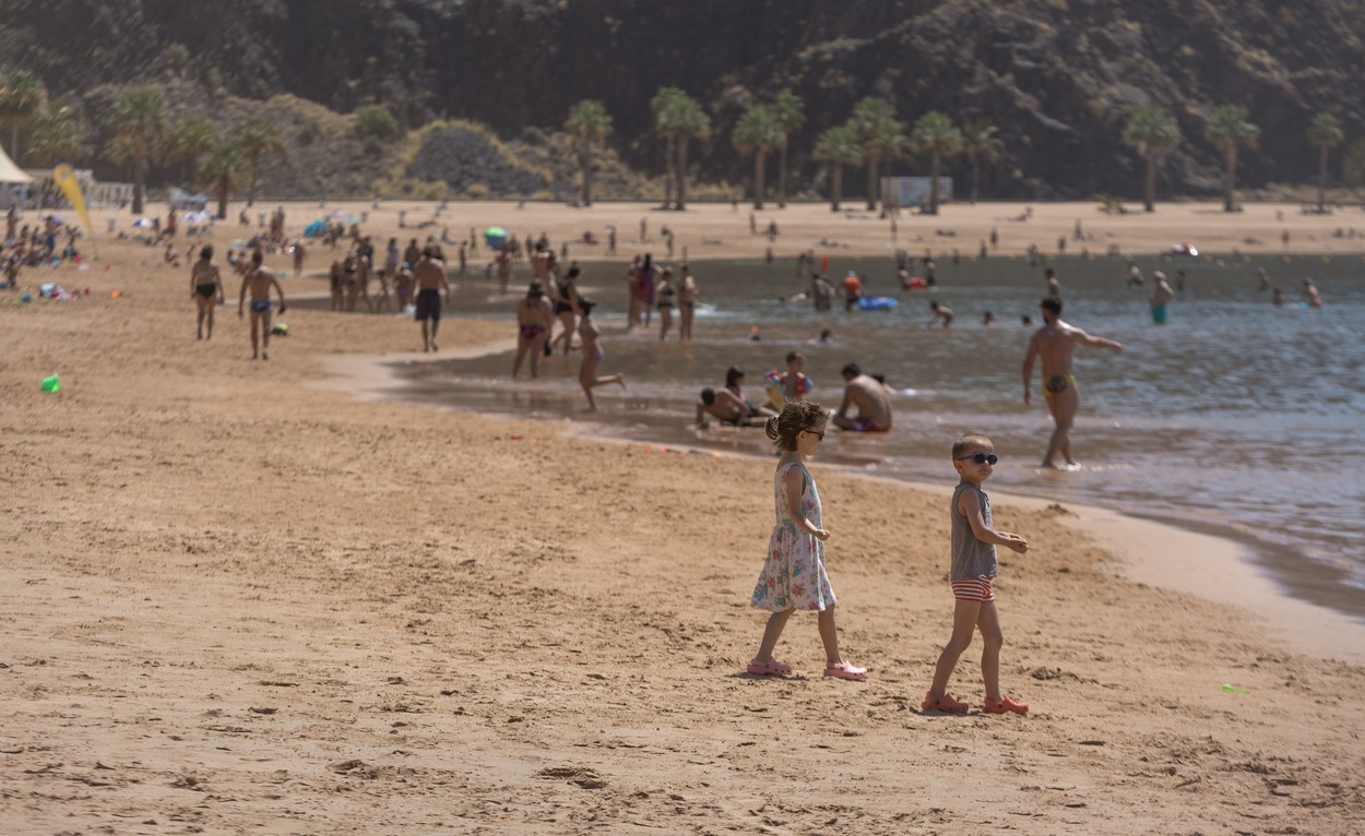 O româncă din Valencia povestește cum fac spaniolii plajă și ies la terase după izolare