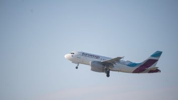 Un Airbus A320 Eurowings, cu 2 pasageri a zburat spre Italia, dar aeroportul era închis și s-a întors