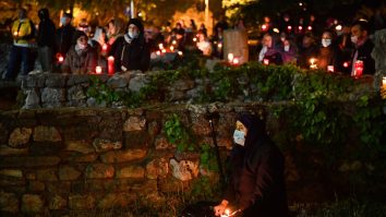 Reacții controversate la Învierea a doua de la Constanţa. Un bărbat l-a huiduit pe ÎPS Teodosie: Nu vă e rușine?