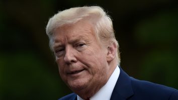 Donald Trump ameninţă că închide Twitter și Facebook . Le acuză că vor să închidă gura conservatorilor