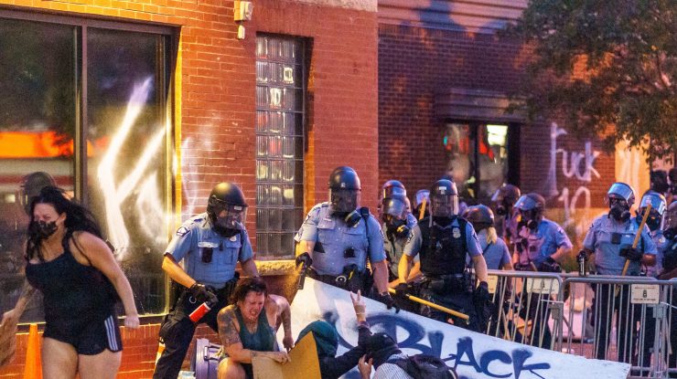 Noi proteste violente la Minneapolis: protestatarii au spart sediul poliției și au incendiat zona. Trump amenință că va trimite armata