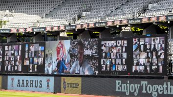 Danezii au mers la meci, dar nu în tribune. Un club de primă ligă a instalat ecrane uriașe pe stadion, iar fanii au urmărit meciul pe Zoom