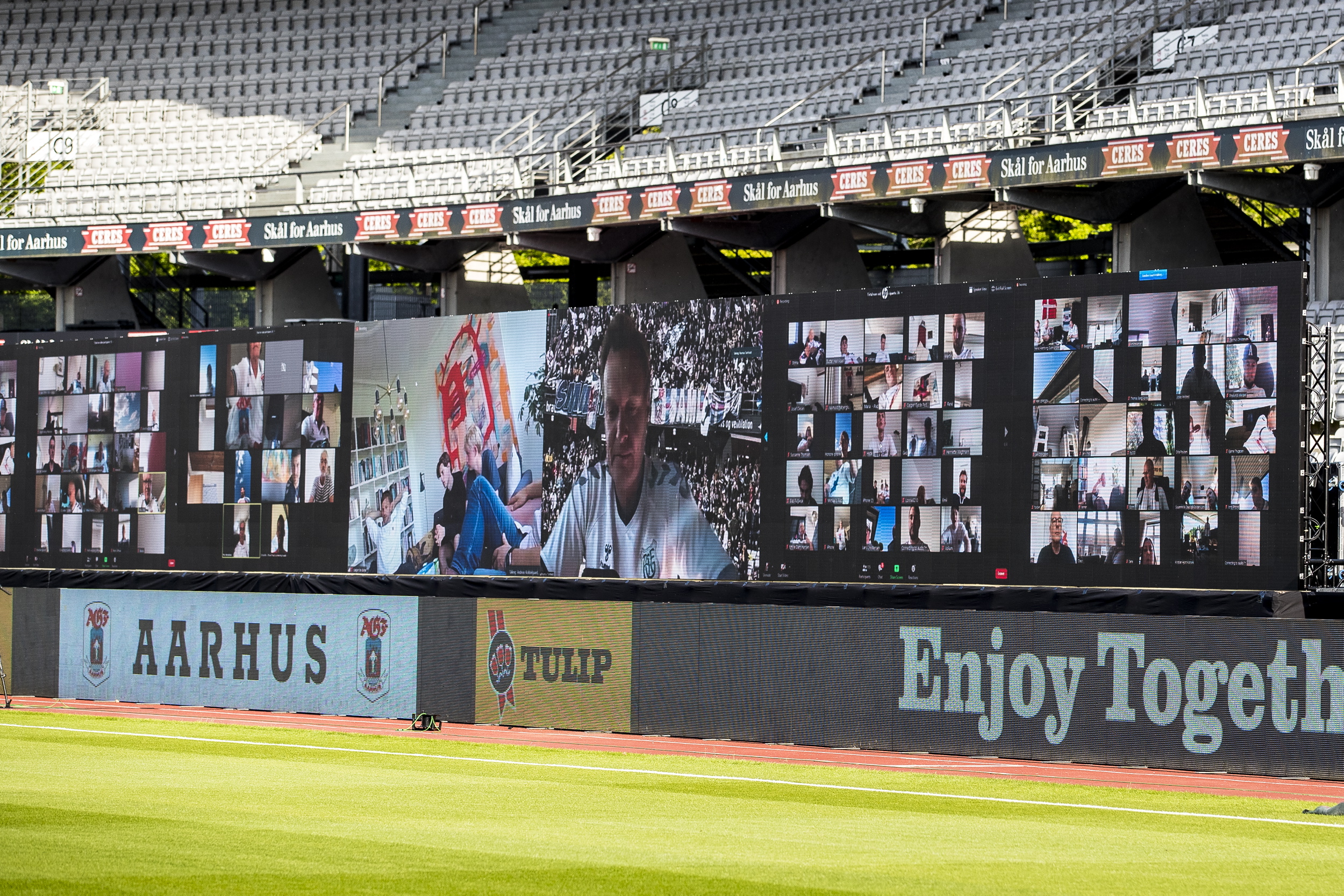 Danezii au mers la meci, dar nu în tribune. Un club de primă ligă a instalat ecrane uriașe pe stadion, iar fanii au urmărit meciul pe Zoom