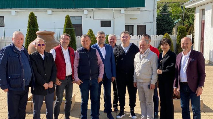 Marcel Ciolacu s-a pozat alături de 10 colegi din PSD. Niciunul nu purta mască