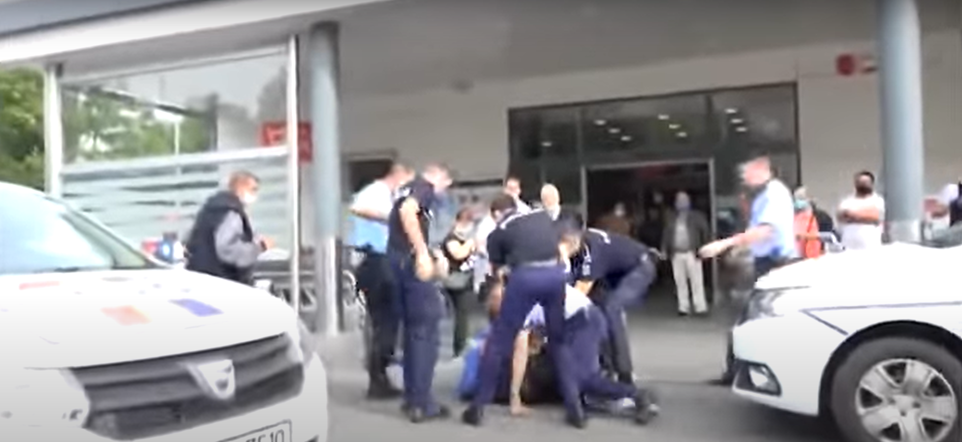 VIDEO Scandal la hypermarket din București. Trei persoane au refuzat termoscanarea, iar poliția a intervenit în forță