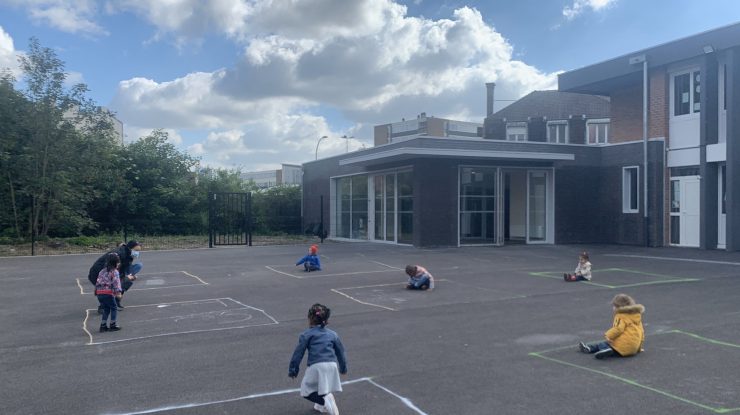 Cum arată noua normalitate. Fiecare copil stă în pătratul lui: ”Nu-mi revin. Această imagine îți rupe inima”