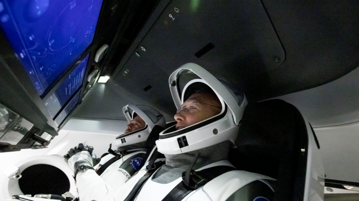 De ce astronauții SpaceX sunt îmbrăcați ca supereroii de la Hollywood