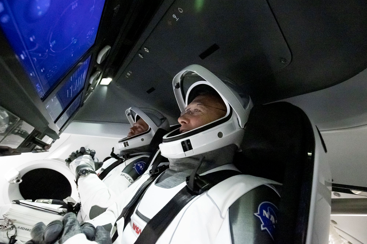 De ce astronauții SpaceX sunt îmbrăcați ca supereroii de la Hollywood