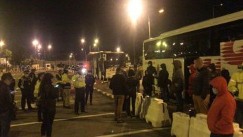 Concediați de o firmă din Botoșani, 36 de muncitori srilankezi au fost abandonați  pe Otopeni. Nicio cursă nu zboară spre țara lor