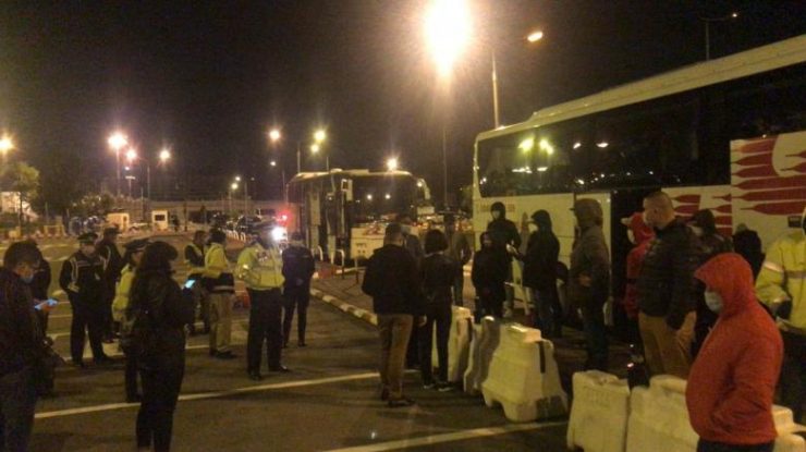 Concediați de o firmă din Botoșani, 36 de muncitori srilankezi au fost abandonați  pe Otopeni. Nicio cursă nu zboară spre țara lor