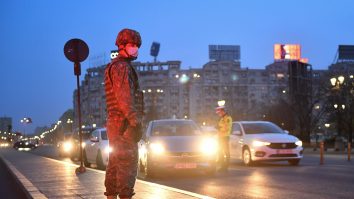 Klaus Iohannis spune că ar putea institui din nou starea de urgență: „Vedem tot felul de iresponsabili care răspândesc teorii ale conspirației”