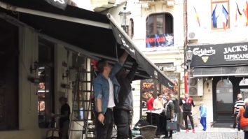 De luni poţi să ieşi la terasă, dar ai voie să iei cu tine doar trei prieteni
