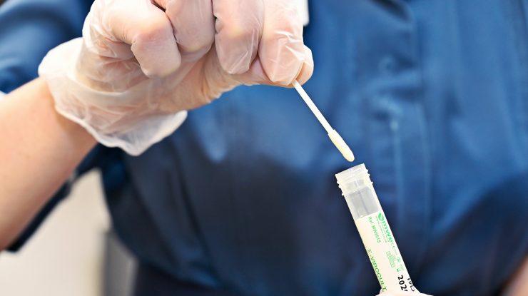 8 teste pentru COVID-19, izolare după izolare și 60 de zile de incertitudine. Un polițist din Suceava nu știe ce se va întâmpla cu viața lui