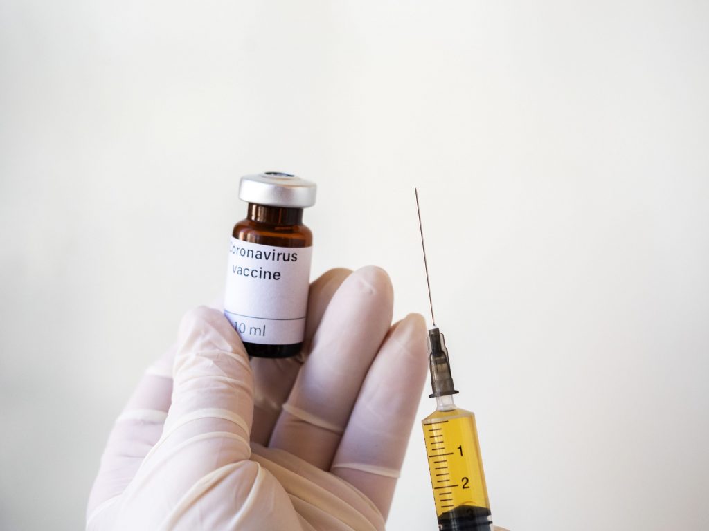 Rușii și-au injectat un potențial vaccin anti-Coronavirus. Cât ar dura până ca populația Rusiei să fie imunizată de vaccin