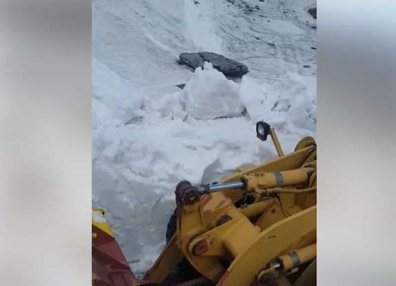 Să vezi și să nu crezi. Stratul zăpadă ajunge până la 6 metri, pe Transfăgărășan