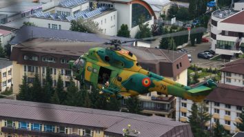 „Flori pentru eroii în alb“, aruncate din avioane survolate în Suceava și Focșani