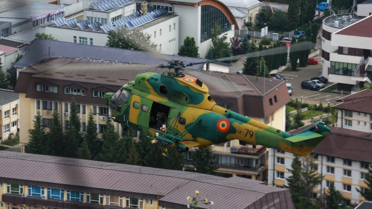 „Flori pentru eroii în alb“, aruncate din avioane survolate în Suceava și Focșani