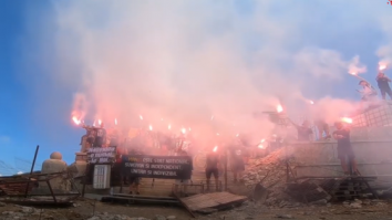 Muntele Caraiman a strălucit după ce fanii Stelei au aprins torțe la Crucea Eroilor: vezi imaginile spectaculoase. VIDEO