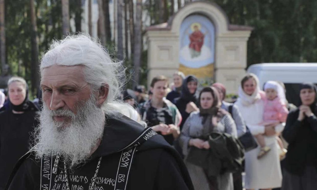 Un preot din Rusia, care sfidează măsurile anti-Covid, a ocupat o mănăstire de maici şi se apără cu mercenari cazaci