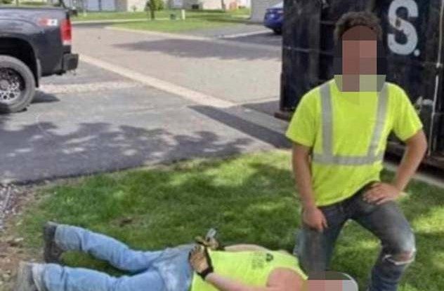 Adolescenții stârnesc dezgust pe rețelele sociale cu „George Floyd Challenge“: ce presupune provocarea