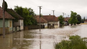 Alertă de inundații: viitura de pe Prut a ajuns la intrarea în țară. Nivelul apei a depășit cu doi metri cota de pericol