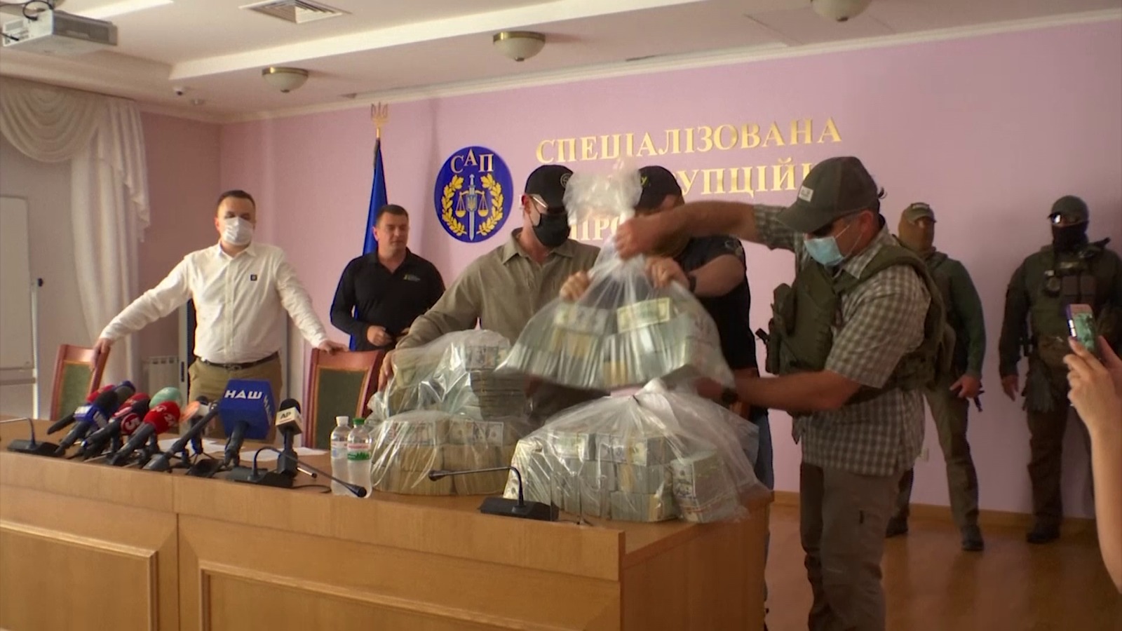 Oficialii ucraineni susțin că li s-a oferit mită în dosarul Burisma. Aceștia au pus pe masă pungile cu cele 6 milioane de dolari