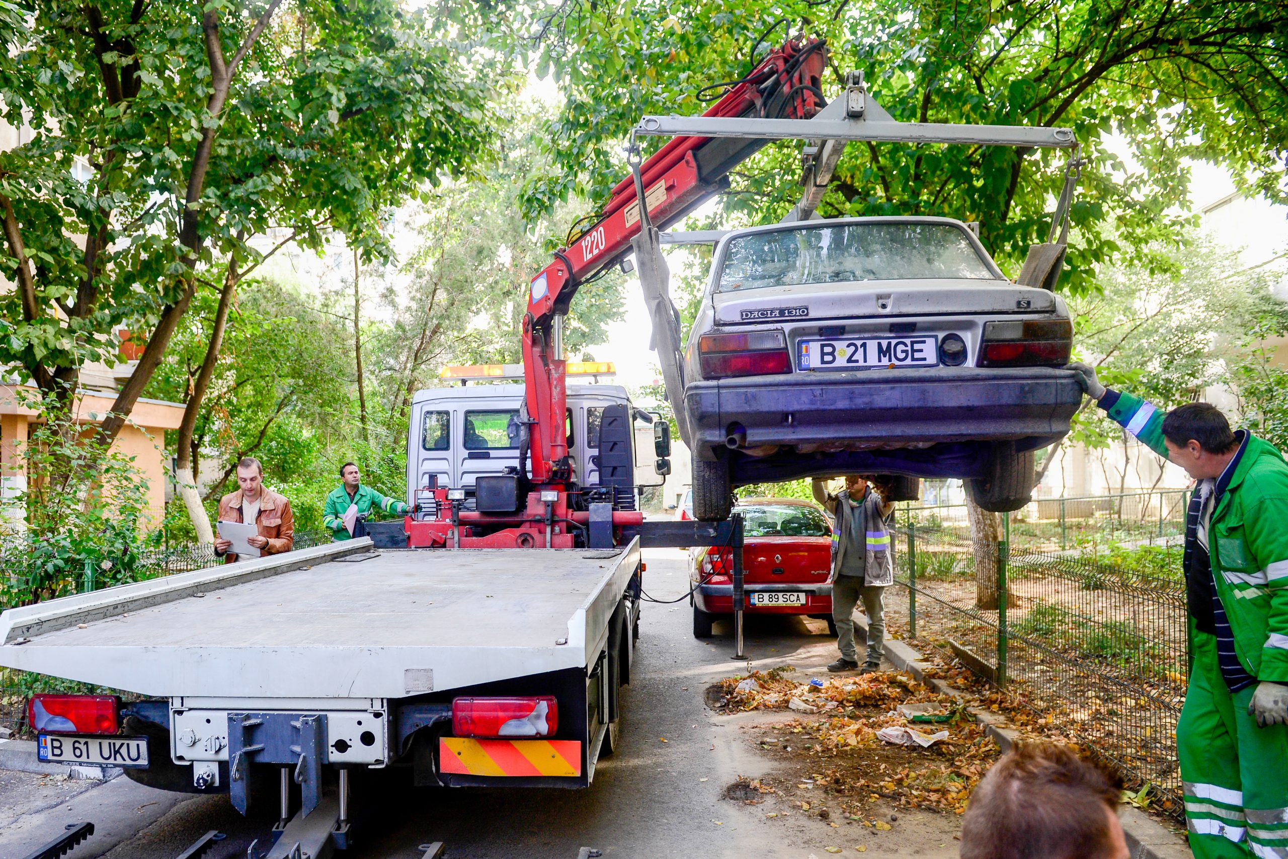 „Soarta“ mașinilor abandonate se schimbă. După cât timp vor fi ridicate de pe drumurile publice