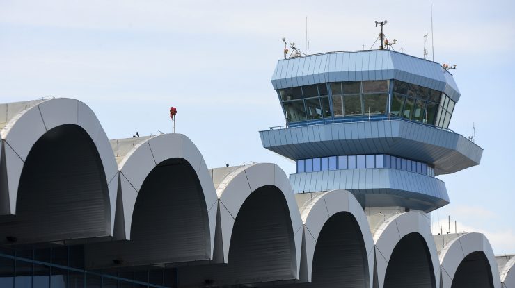 Directorul Aeroportului din Otopeni, după alerta declanșată de degajarea de fum: „Nu a fost cu flacără, iar pasagerii au fost evacuați”