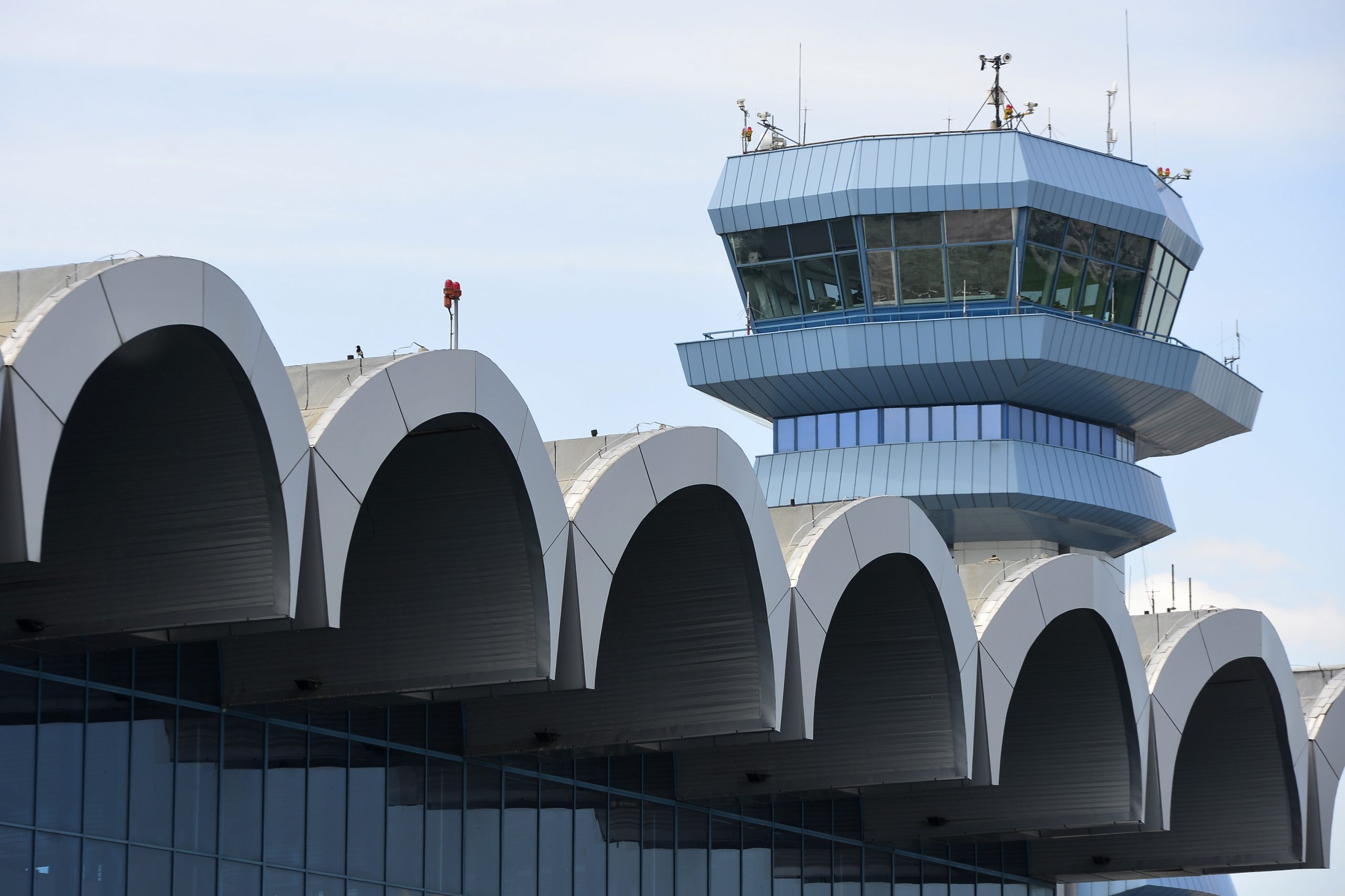 PERCHEZIȚII. Militari și angajați ISU, implicați într-o rețea care fura produse de lux din containere încărcate  pe Otopeni