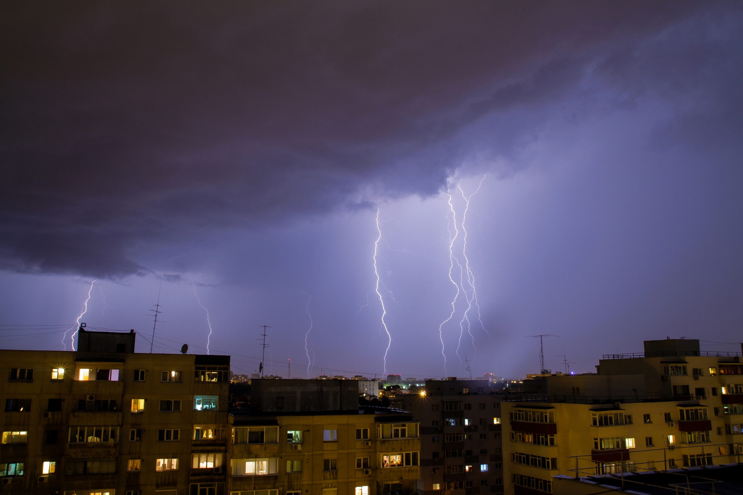 ANM: cod ROȘU de ploi și furtuni pentru județele Maramureș și Bistrița-Năsăud