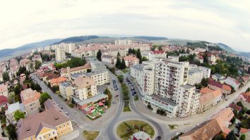 Primarul din Miercurea Ciuc, obligat de instanță să schimbe plăcuțele cu nume de străzi: limba română deasupra celei maghiare