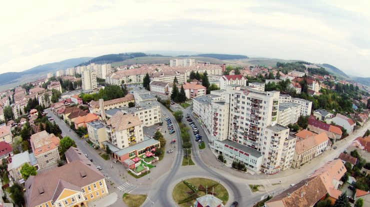 Primarul din Miercurea Ciuc, obligat de instanță să schimbe plăcuțele cu nume de străzi: limba română deasupra celei maghiare