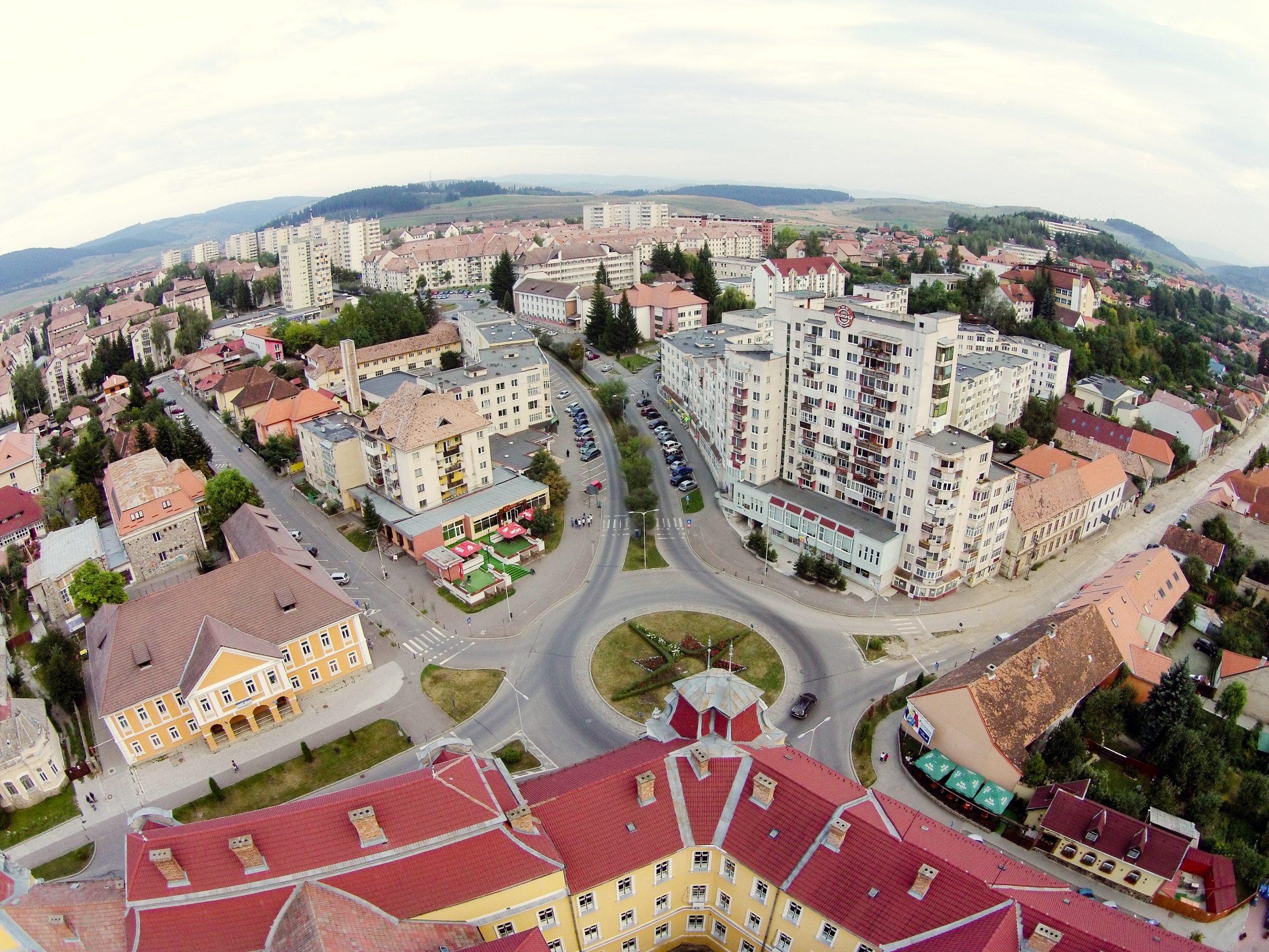 Primarul din Miercurea Ciuc, obligat de instanță să schimbe plăcuțele cu nume de străzi: limba română deasupra celei maghiare