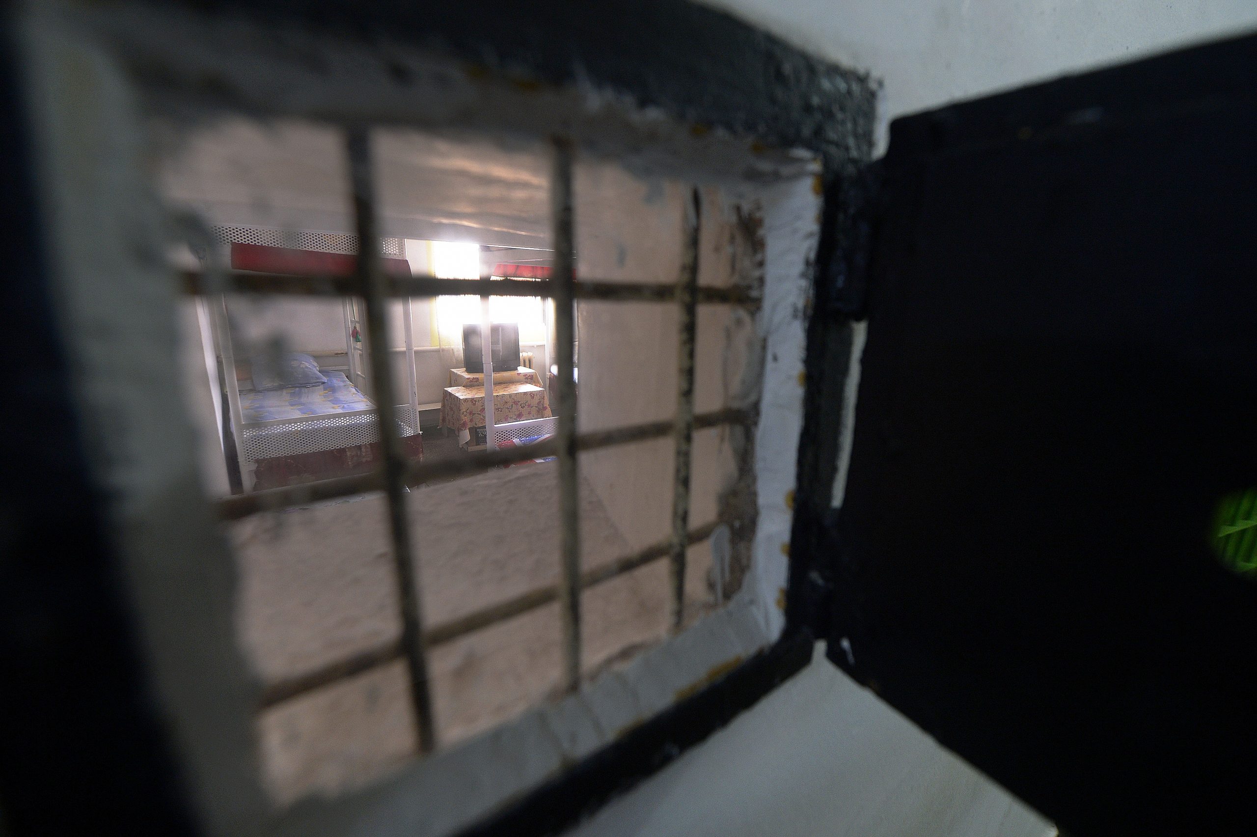 Bărbatul care a incendiat-o pe tânăra de 17 ani din Mehedinţi ar fi încercat să-și pună capăt zilelelor