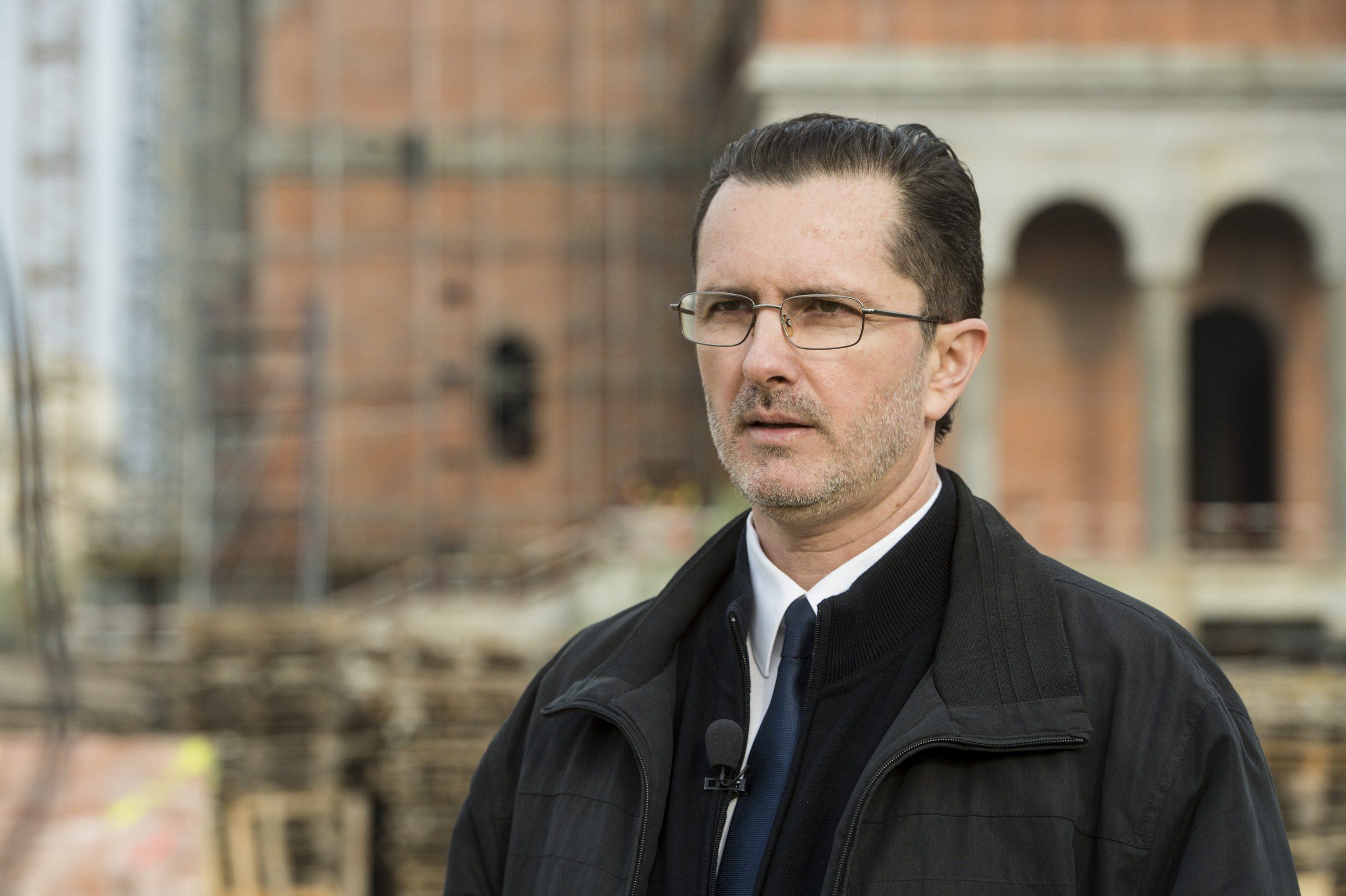 „Statuile lui Isus simbolizează supremaţia albilor şi trebuie dărâmate”. Reacția reprezentantului BOR