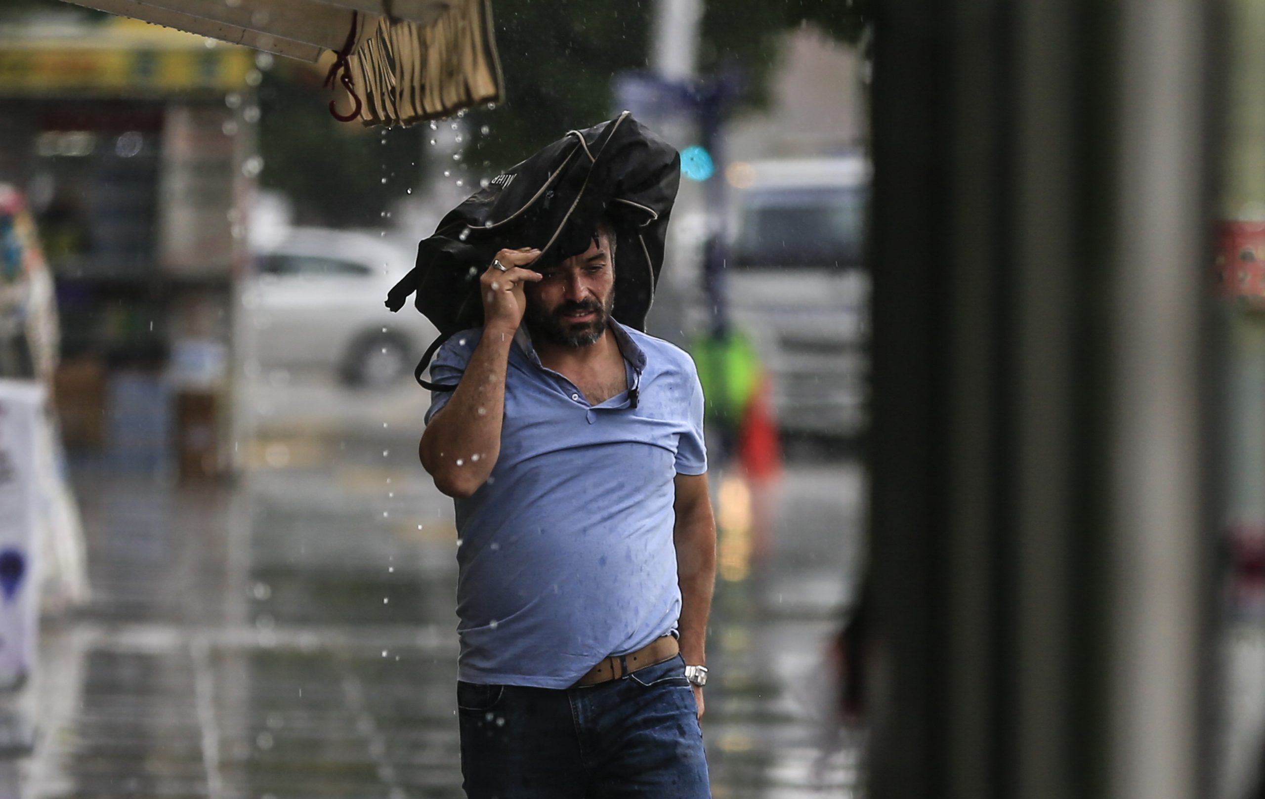 Avertizare ANM: Ploi și vijelii, cu descărcări electrice, în mai multe zone din țară