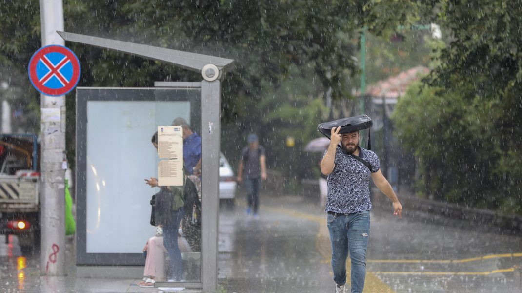 Vreme rea în aproape toată țara: averse torențiale, descărcări electrice și vânt. Cum va fi în București