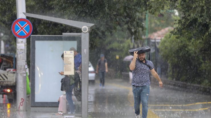 Vreme rea în aproape toată țara: averse torențiale, descărcări electrice și vânt. Cum va fi în București