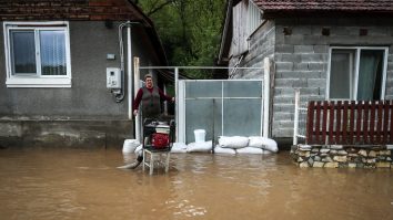 Bilanțul dezastrului provocat de inundații: sute de persoane evacuate, case inundate și drumuri blocate. Nivelul apelor a atins cote record