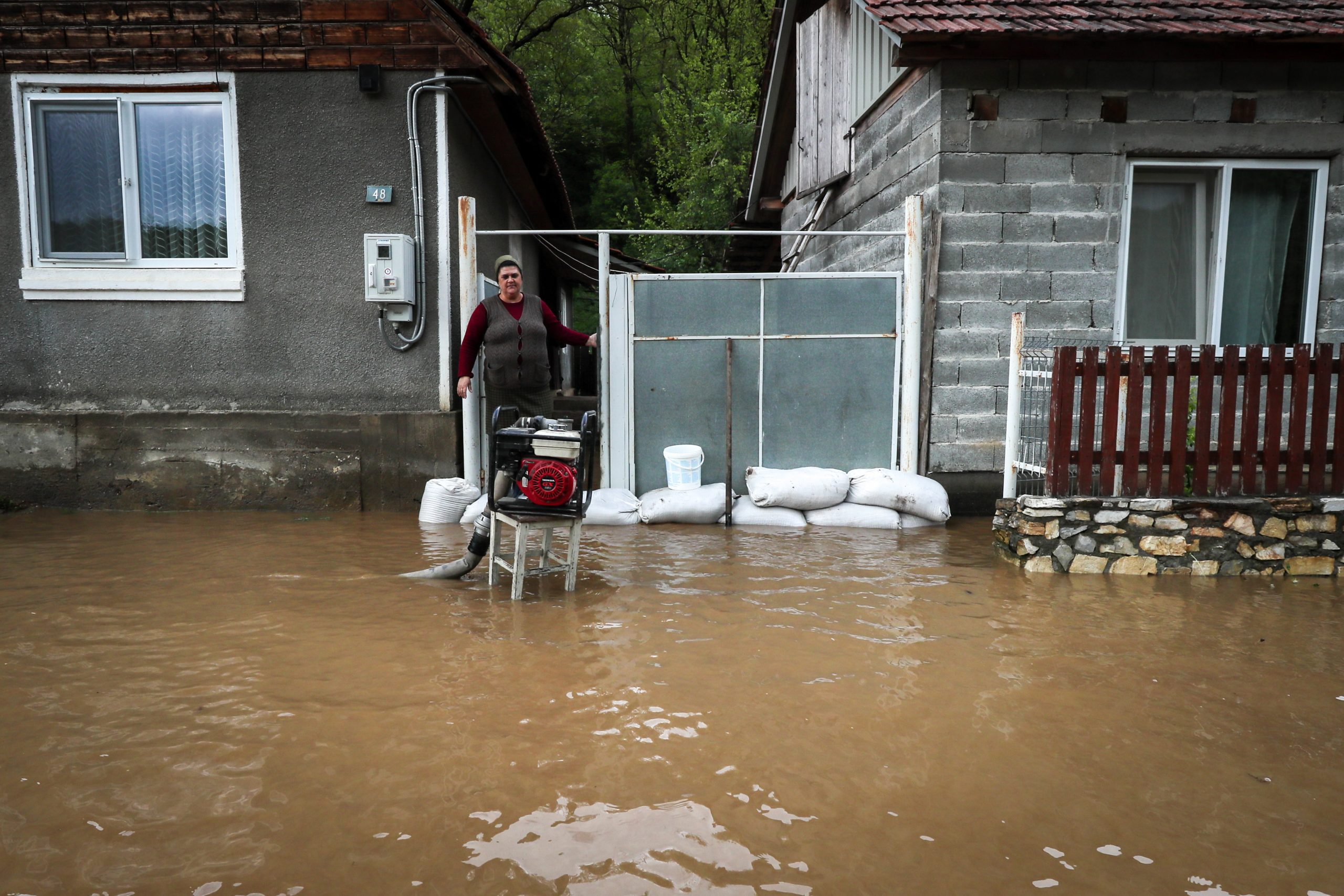 Bilanțul dezastrului provocat de inundații: sute de persoane evacuate, case inundate și drumuri blocate. Nivelul apelor a atins cote record