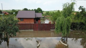 Ploile au făcut ravagii în ultimele 24 de ore. 500 de locuințe inundate și 5 drumuri afectate în 23 de județe
