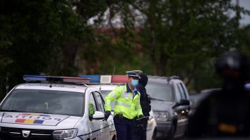 Poliţistul Măceşanu, umilit de interlopi. Cu pistolul în mână și amenințat, ezită să apese pe trăgaci