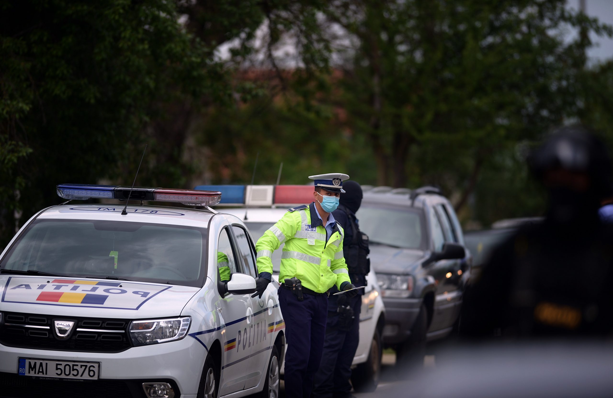 Poliţistul Măceşanu, umilit de interlopi. Cu pistolul în mână și amenințat, ezită să apese pe trăgaci