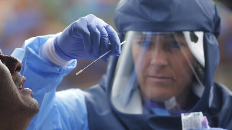 24 de angajaţi ai unei firme de curierat din România au fost infectaţi cu Covid-19