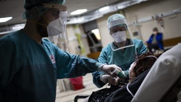 Număr record de îmbolnăviri cu Covid-19 în Braşov. Ce reguli trebuie să respecți dacă mergi la munte