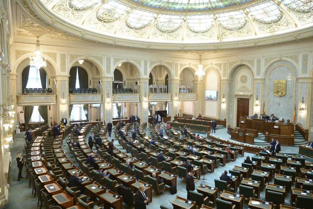 După impozitarea pensiilor speciale, desfiinţarea pensiilor parlamentarilor va fi discutată azi în Parlament