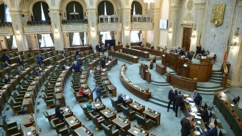 Impozitarea cu 90% a pensiilor speciale a fost respinsă de Senat. Reacția USR